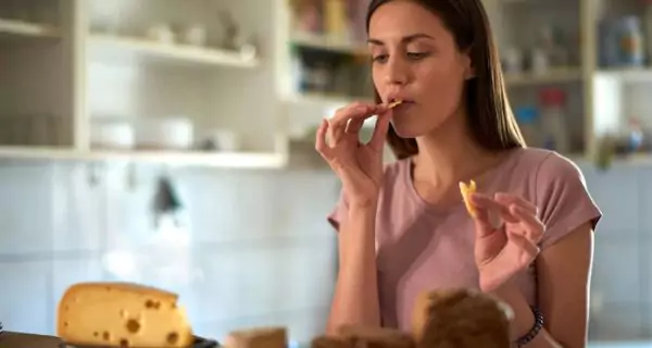 How to eat cheese for healthy teeth and body?