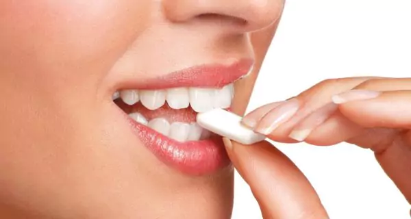 ¿La goma de mascar ayuda a prevenir la caries dental?