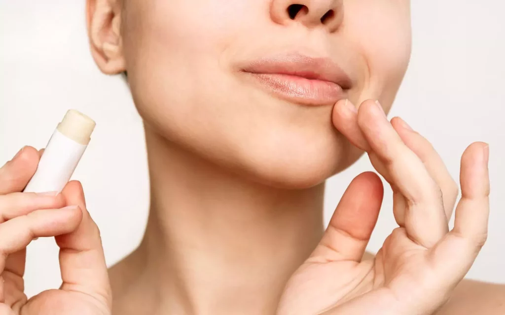 ¿Cómo elegir labiales que no dañen dientes ni encías?