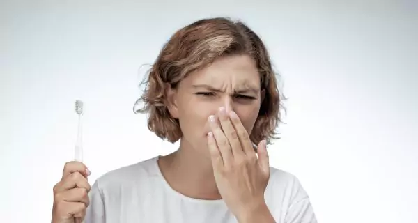 What are the causes of halitosis?