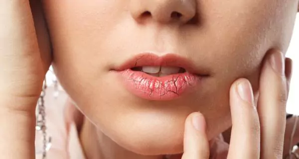 What are the risks of lipstick use?