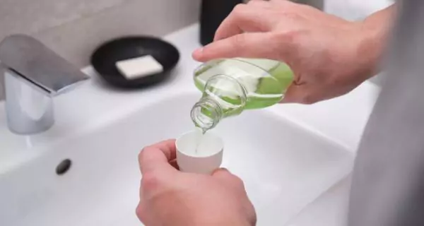 What home remedies help against bad breath?