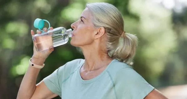 ¿Cómo manejar los problemas bucales de la menopausia en casa?