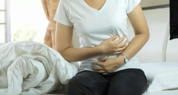 ¿Cuáles son los riesgos ocultos para la salud al morderse las uñas?