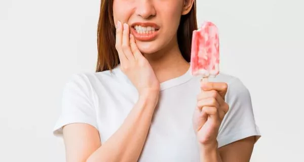 ¿El hábito de morderse las uñas desgasta el esmalte dental?
