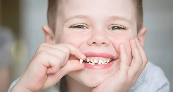 At what age do baby teeth fall out?
