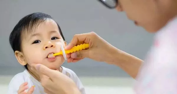 ¿Cuáles son los mejores cepillos de dientes para cada edad? 25 Bebés (0–6 años)