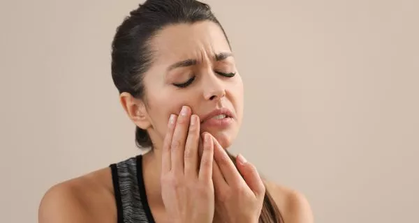 Grano dentro del labio: posibles causas y cómo eliminarlo 11 Common Symptoms of a Pimple Inside Lip